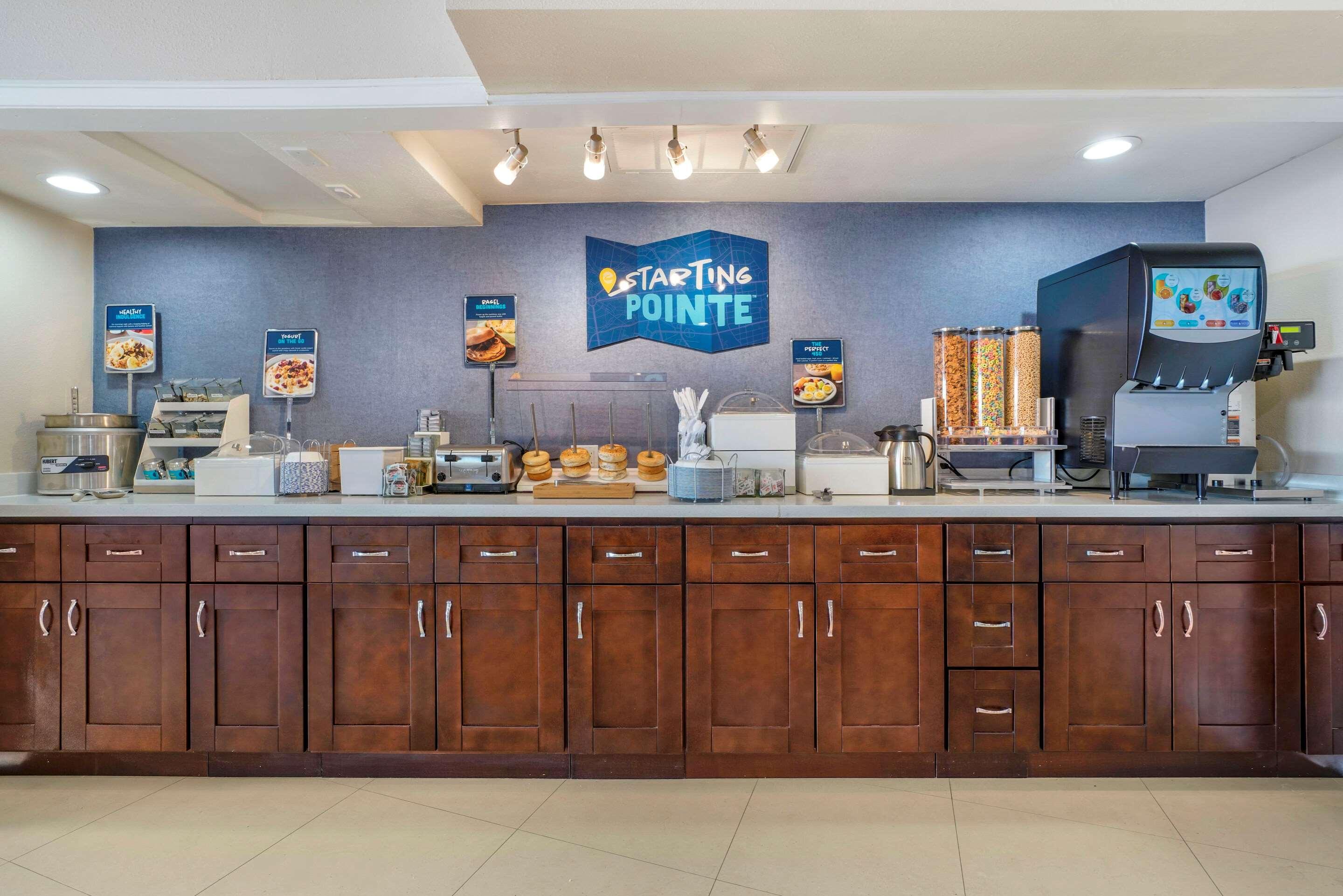 Clarion Pointe Fresno Near Yosemite Hotel Екстериор снимка