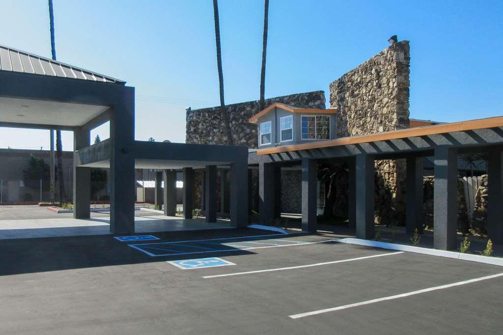 Clarion Pointe Fresno Near Yosemite Hotel Екстериор снимка