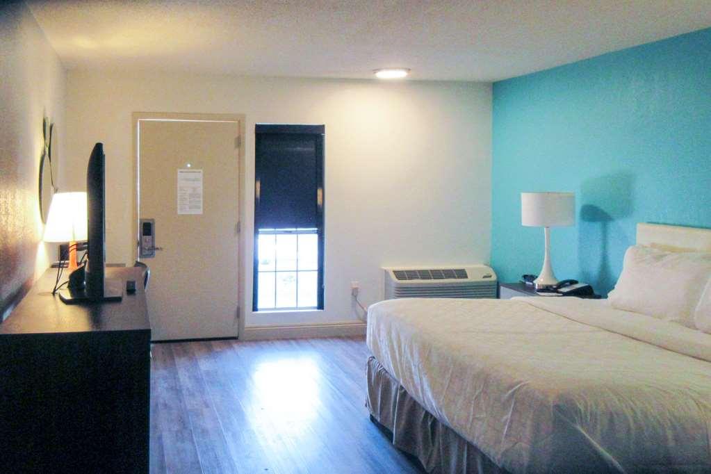 Clarion Pointe Fresno Near Yosemite Hotel Стая снимка