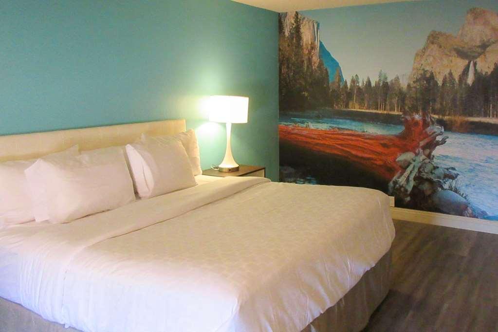 Clarion Pointe Fresno Near Yosemite Hotel Стая снимка